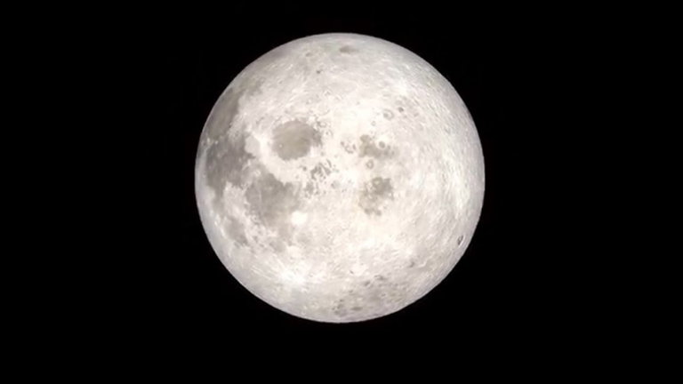 El "lado oscuro" de la Luna no es su parte más interesante, los misterios se encuentran en los polos