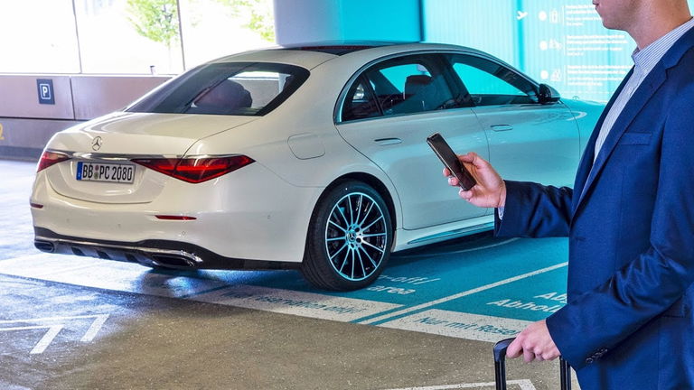 Así de increíble es el nuevo sistema de aparcamiento sin conductor que está probando Mercedes