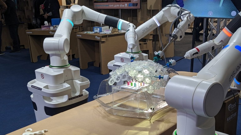 Probamos las últimas tecnologías en cirugía robótica en el MWC: el bisturí y el joystick trabajan juntos