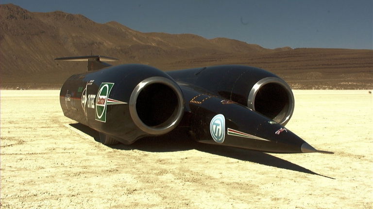 Parece un avión sin alas, pero es en realidad el vehículo de tierra más rápido del mundo