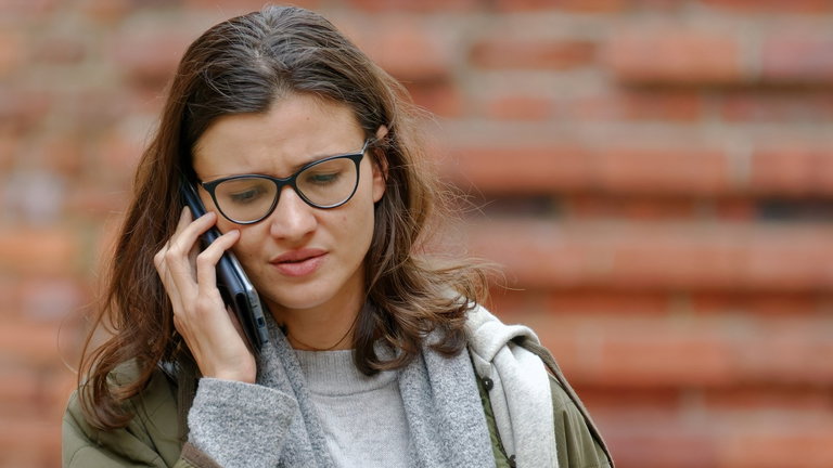 Amenazas de subida de precios y permanencias: así funciona el timo de la doble llamada