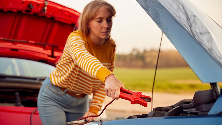 Cómo arrancar un coche con las pinzas de batería