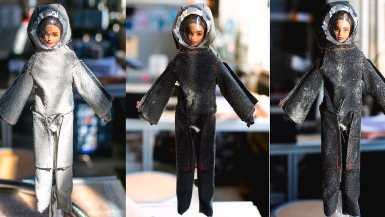 Hemos descubierto un truco genial para limpiar trajes espaciales, y las muñecas de Barbie han ayudado mucho