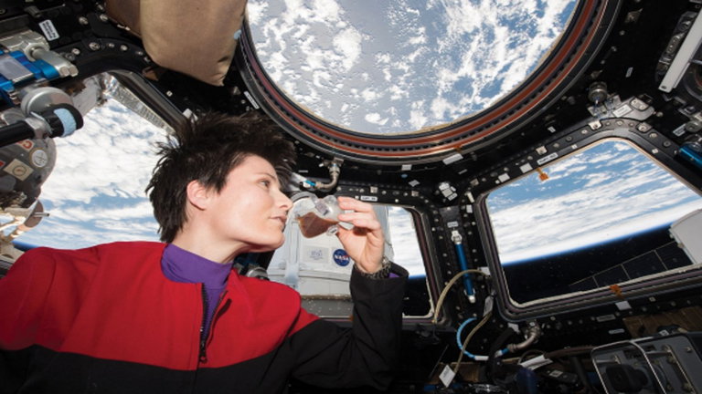 Así funciona la extraña taza diseñada por la NASA que jamás derrama líquidos, ni siquiera con gravedad cero