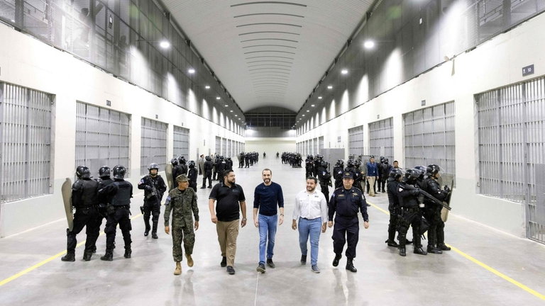 La tecnología para "confinar al terrorismo": así funciona la escalofriante mega-cárcel de El Salvador