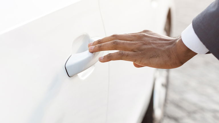 Por qué el coche da calambre y cómo se puede arreglar