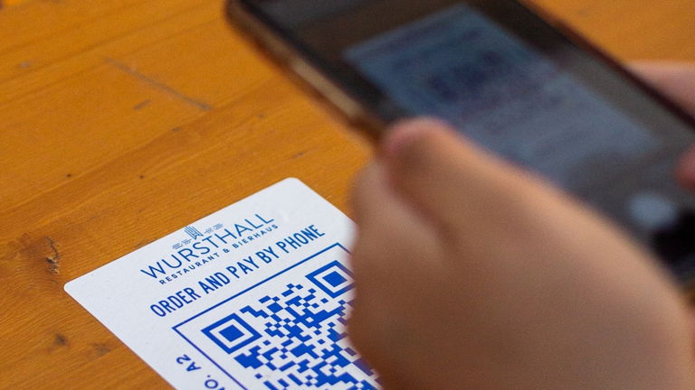 Escanear códigos QR en restaurantes se ha convertido en un hábito, pero la Policía advierte de sus riesgos
