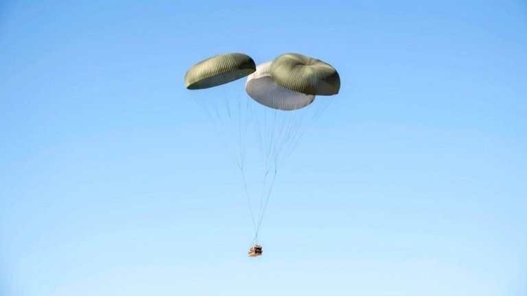 Llueven tanques del cielo: así es el nuevo sistema de paracaídas para vehículos militares del Ejército de EEUU
