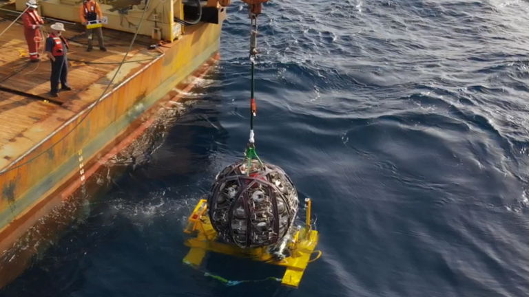 Quizá creas que un telescopio bajo el mar es inútil, pero este gran "ojo" sumergido puede ver galaxias lejanas