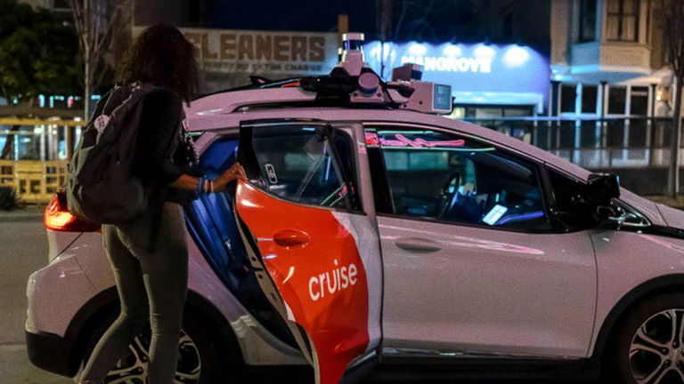 Robotaxi kamikaze: la policía intercepta a un coche sin conductor que circulaba en sentido contrario