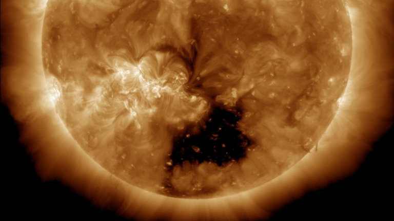 La NASA detecta un agujero gigante en el Sol: sufriremos sus consecuencias en forma de tormenta geomagnética