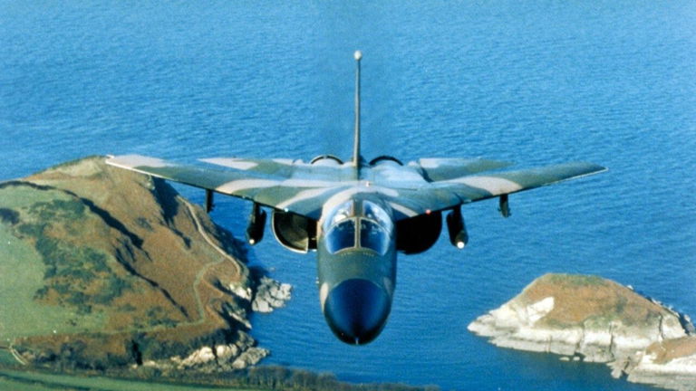 Así funcionaba el F-111, un caza "fantasma" diseñado para convertirse en un gigantesco inhibidor electrónico