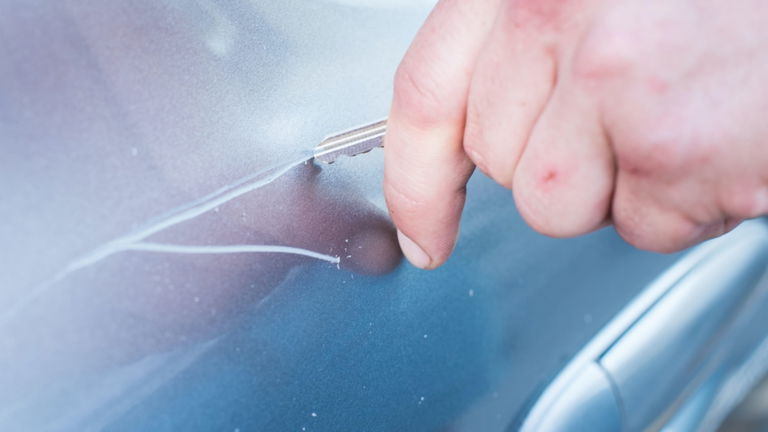 La maldición de comprarse un coche eléctrico hoy en día: es un imán para los vándalos