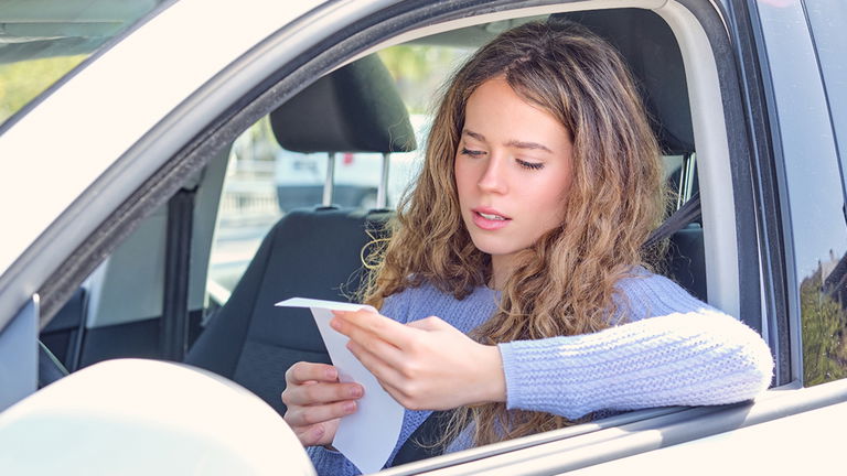 Todas las multas que pueden ponerte por tener el coche parado