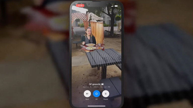Esta app te permite interactuar con recuerdos usando unas gafas de realidad virtual al estilo Black Mirror
