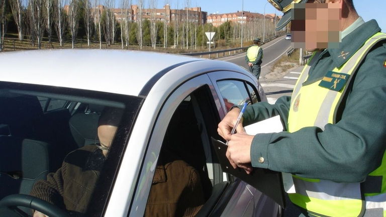 Aunque tu coche esté parado, no te libras de las multas: todos los casos con motivo de sanción según la DGT