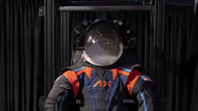 Así son los nuevos trajes de astronauta de la NASA para la misión Artemis: volvemos a la Luna por todo lo alto