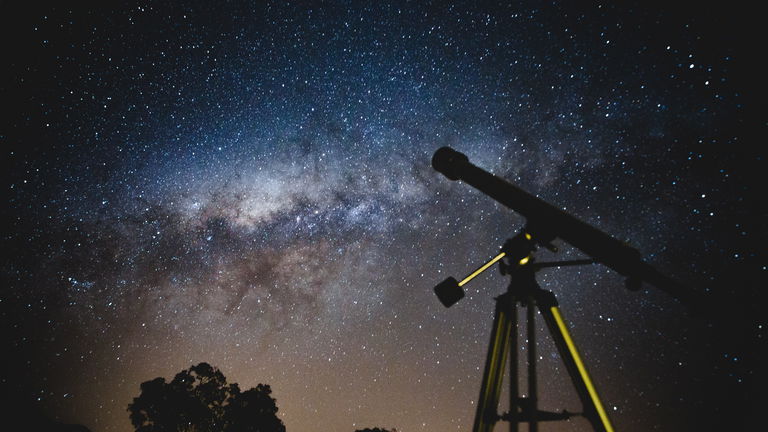 Cuál es la diferencia entre astronomía y astrología