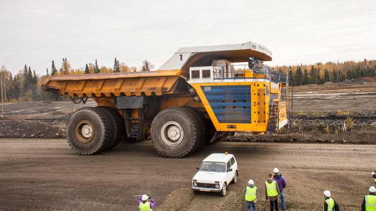 Mueve 450 toneladas de una sentada, y aunque casi parece un tanque, es el camión más grande del mundo