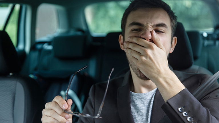 Conducir habiendo dormido poco es como ir borracho al volante: estos son los mínimos que recomienda la ciencia