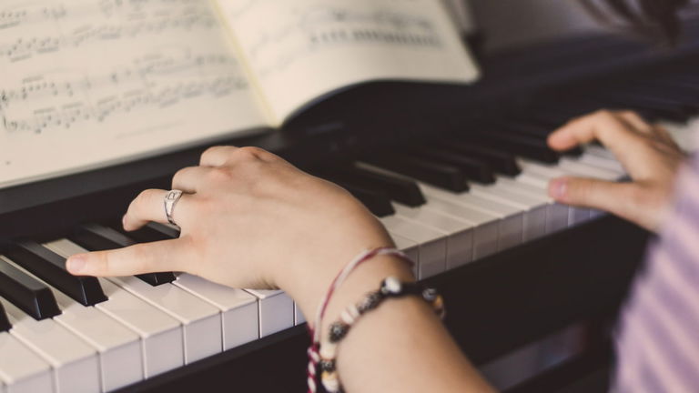 Mejores cursos online para aprender a tocar el piano gratis y de pago