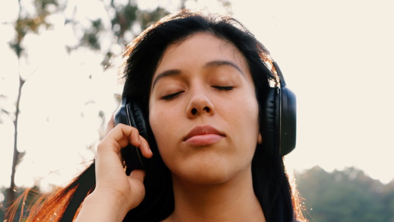 La ciencia tiene un truco para mejorar la eficiencia de los antibióticos: escuchar tu canción favorita