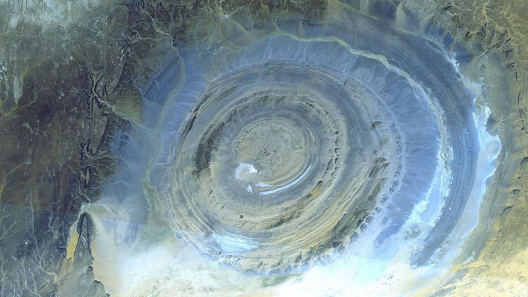 ¿Los restos de la Atlántida? El misterio del "Ojo del Sáhara", un masivo hueco circular en medio del desierto