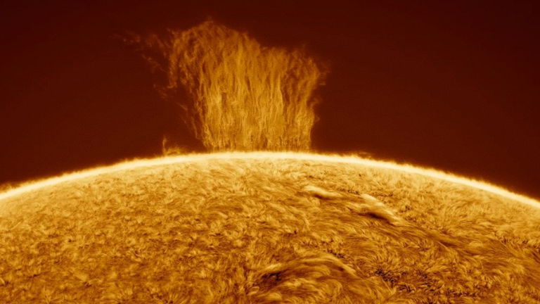 Esta increíble catarata invertida de plasma en el Sol es ocho veces más grande que la Tierra