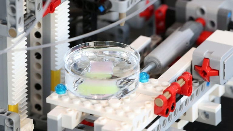 Esta máquina es capaz de imprimir piel humana, y la han fabricado con piezas LEGO