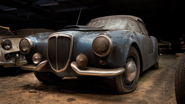 Este granero abandonado escondía una colección increíble de coches clásicos en perfectas condiciones
