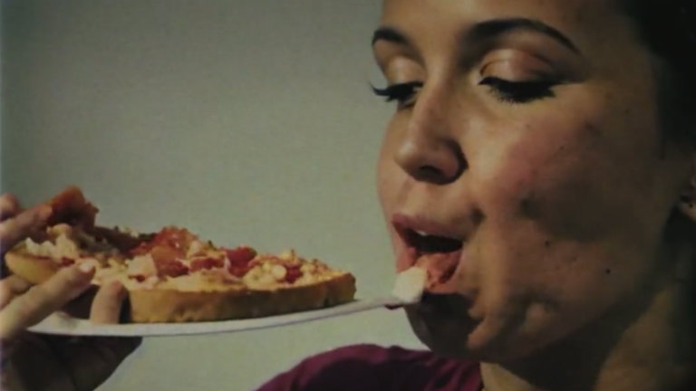 Este anuncio de una pizzería ha sido ideado enteramente por varias IA y es tan original como bizarro