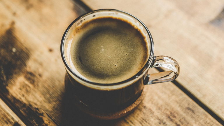 Añadir sal al café suena asqueroso, pero podría ser mejor opción que el azúcar: esto es lo que dice la ciencia