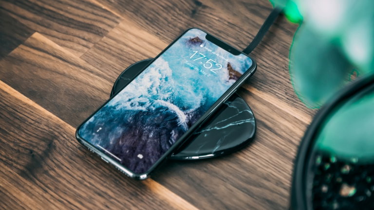 La gran revolución de iOS 17 podría ser convertir el iPhone bloqueado en una pantalla inteligente