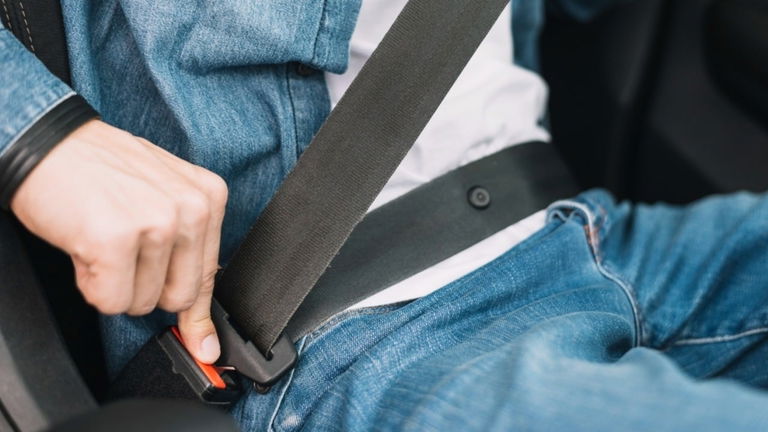 El curioso funcionamiento del cinturón de seguridad: microexplosiones para salvarte la vida