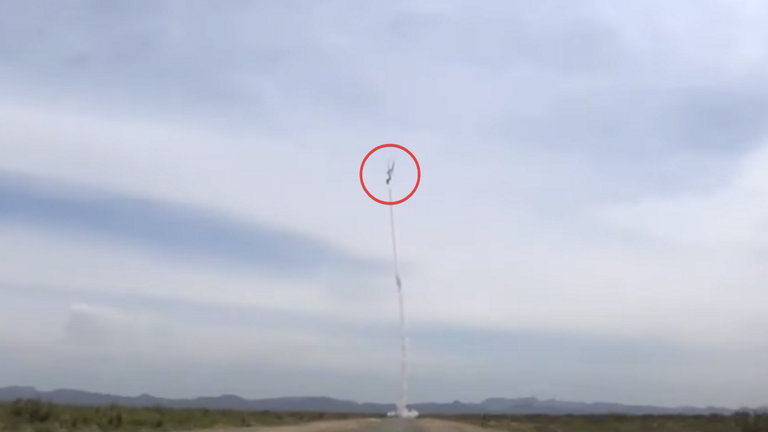 Funeral espacial acaba mal: este cohete llevaba los restos de un astronauta y ha explotado en el despegue