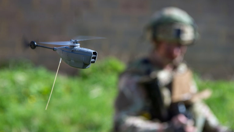 Este dron militar puede cambiar el curso de la guerra: cuesta 200.000 dólares y te cabe en la palma de la mano