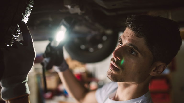 Por qué mi coche pierde aceite: posibles motivos y cómo solucionarlo