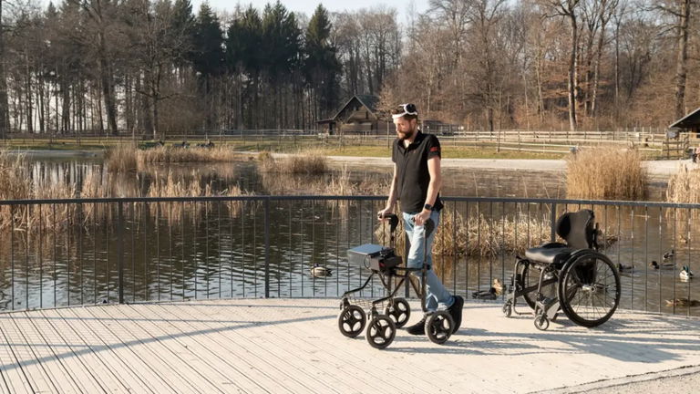 Un milagro de la ciencia: un hombre paralítico vuelve a caminar gracias a una 'interfaz cerebro-médula'