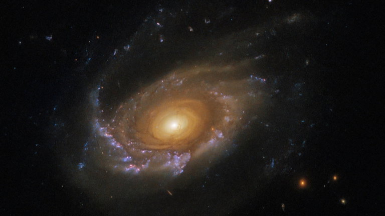 El telescopio Hubble de la NASA nos descubre una galaxia medusa que se encuentra vagando por el espacio