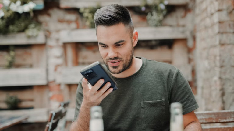 Si sueles enviar notas de voz en WhatsApp, cuidado, podrían usar tu voz para estafar a tus contactos