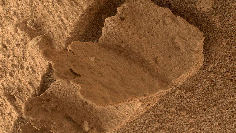 ¿Un libro en Marte? El Curiosity de la NASA se ha encontrado una sorpresa en la superficie del planeta rojo