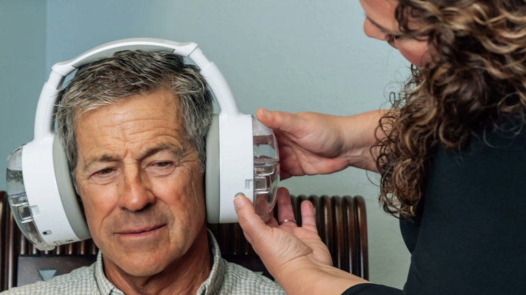 Estos auriculares están diseñados para limpiarte las orejas: una idea brillante y asquerosa a partes iguales