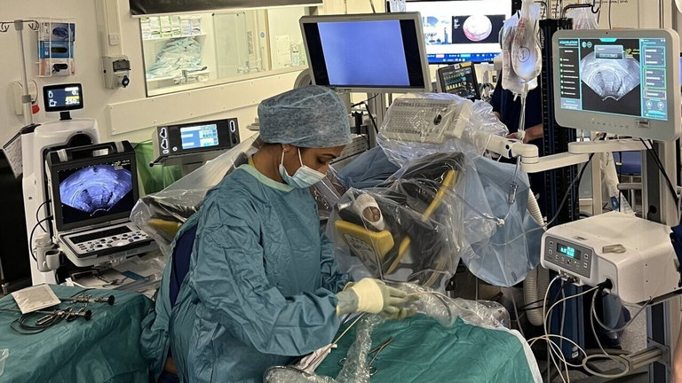 Una operación histórica: así fue como el primer "cirujano robot" salvó la vida de un hombre