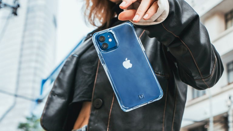 Cargar el móvil con la funda puesta puede perjudicar a la batería: esta es la razón por la que debes evitarlo