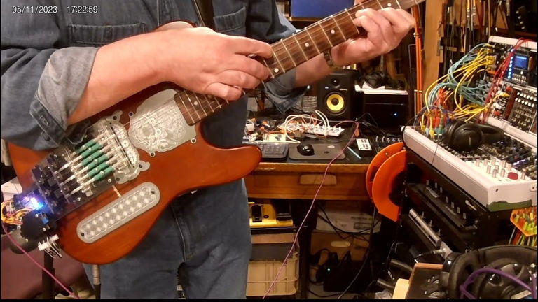 Tras 16 años, este ingeniero ha logrado construir un robot que te ayuda a tocar la guitarra, y es espectacular