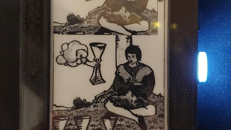Hasta el tarot se moderniza: este dispositivo es como un Kindle que te lee el futuro