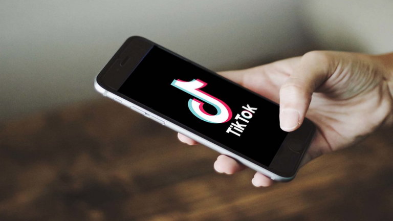 Tarifas de 100 dólares a la hora por ver contenido de TikTok: el nuevo empleo de cazador de tendencias