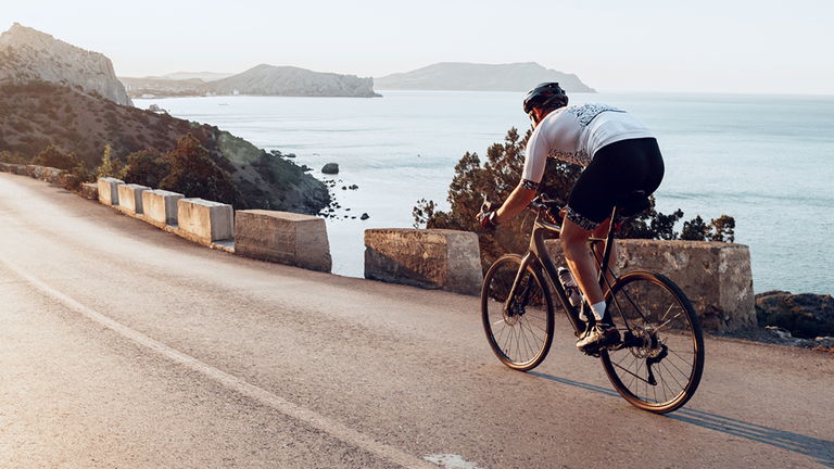 Cómo adelantar a ciclistas en la carretera según la DGT