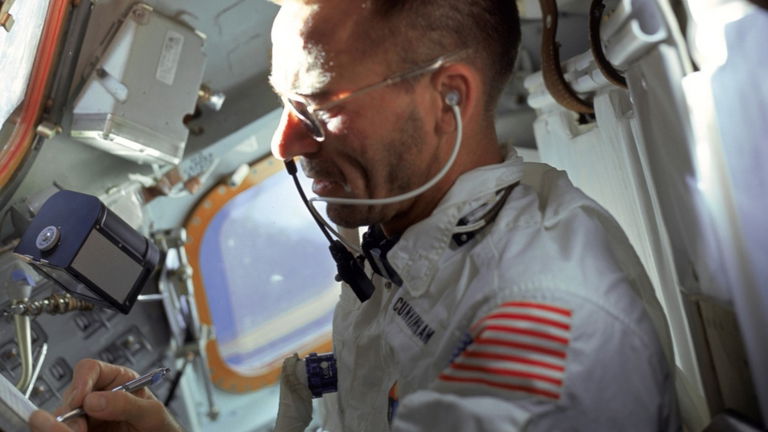 La historia con la que la NASA aprendió que usar lápices en el espacio no era buena idea