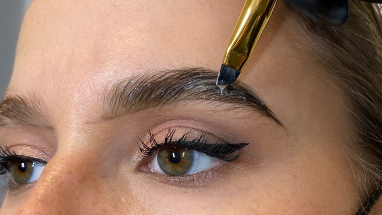 Si algo tenemos en común los seres humanos son las cejas, y hay una explicación para que sean así